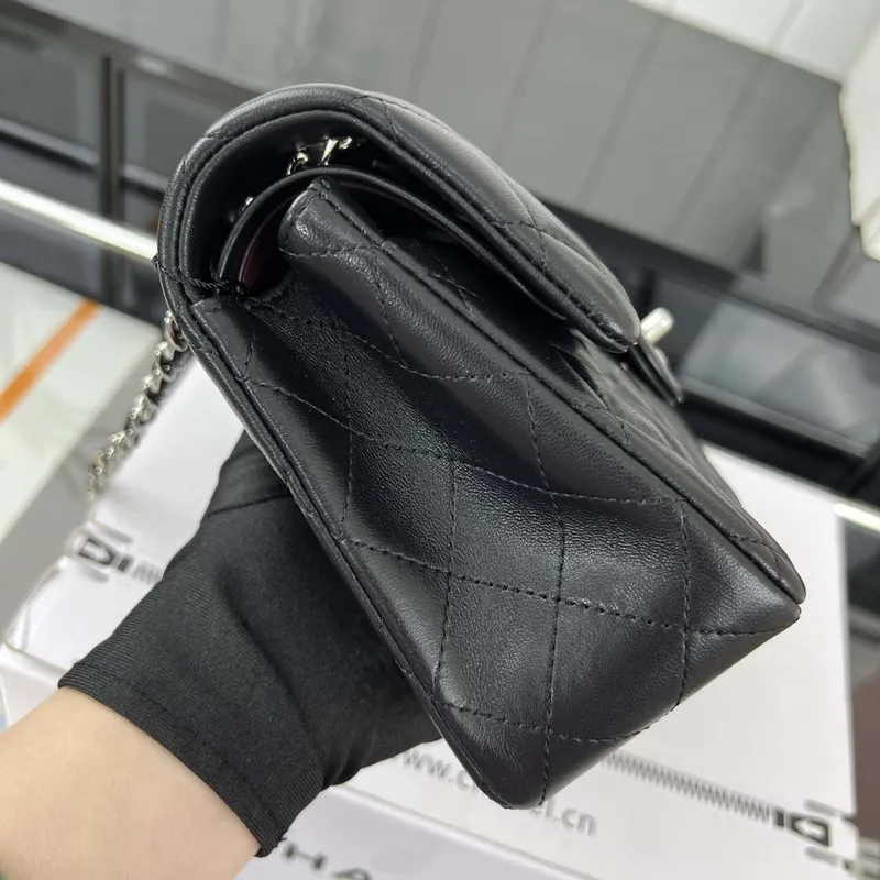 Chanel A01117 Kabelka s klopou Klasická taška Černá jehněčí kůže