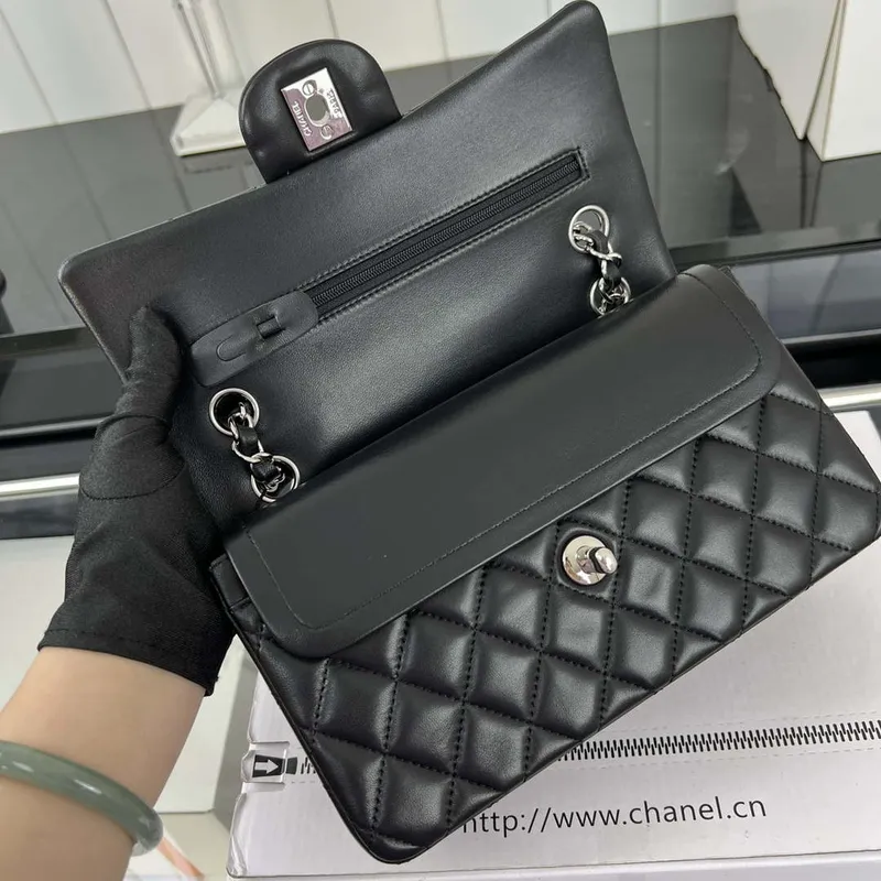 Chanel A01117 Kabelka s klopou Klasická taška Černá jehněčí kůže