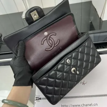 Chanel A01117 Kabelka s klopou Klasická taška Černá jehněčí kůže