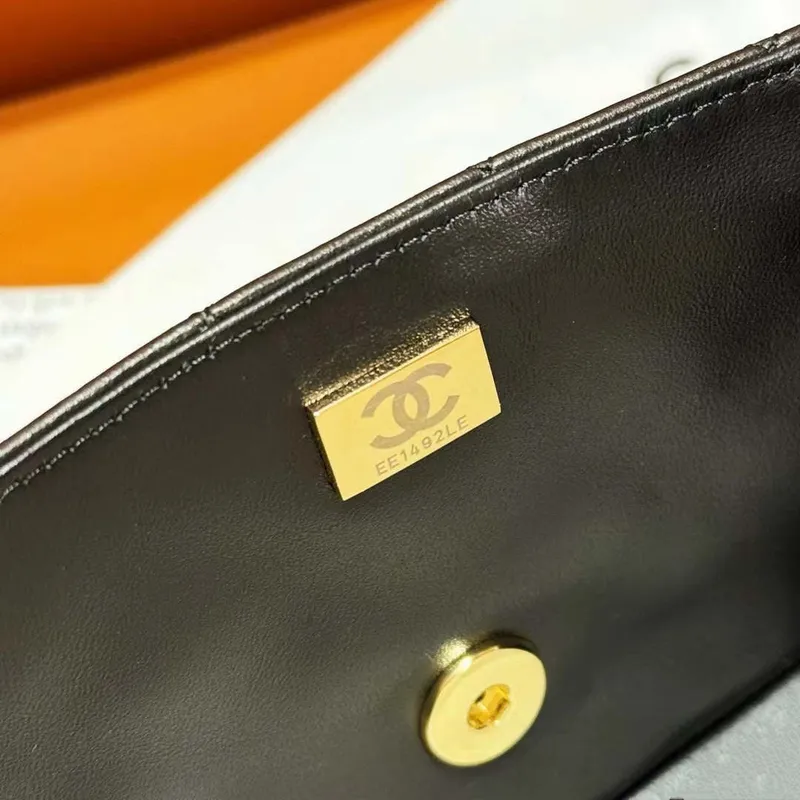 Chanel 24C AS1116 Malá taška s klopou Jehněčí kůže A69900 Černá