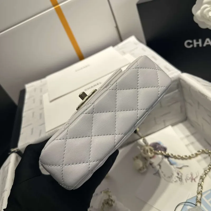 Chanel AS3782 MINI taška s klopou 23P smaltovaná zlatá barva kovová bílá 16 cm