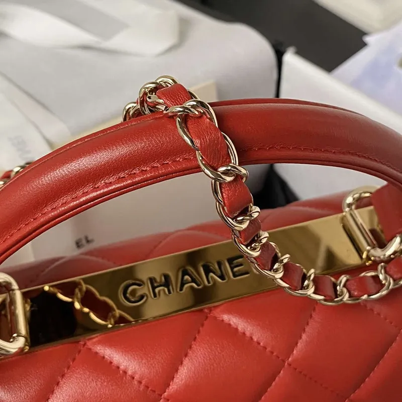 Chanel Trendy 24C taška s klopou a horním uchem z jehněčí kůže A92236 červená zlatá