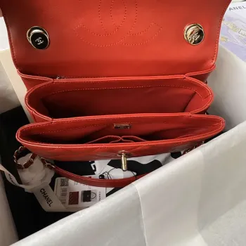 Chanel Trendy 24C taška s klopou a horním uchem z jehněčí kůže A92236 červená zlatá