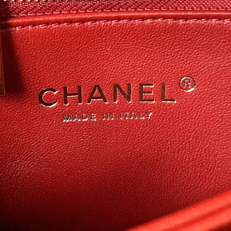 Chanel Trendy 24C taška s klopou a horním uchem z jehněčí kůže A92236 červená zlatá