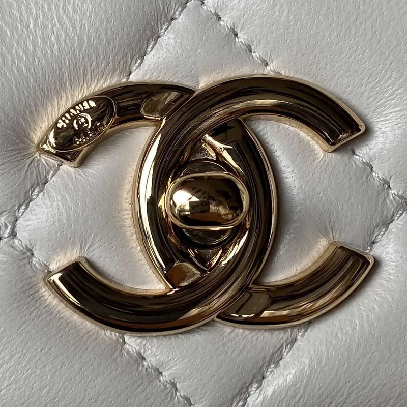 Chanel Trendy 24C taška s klopou a horním uchem z jehněčí kůže A92236 bílá zlatá