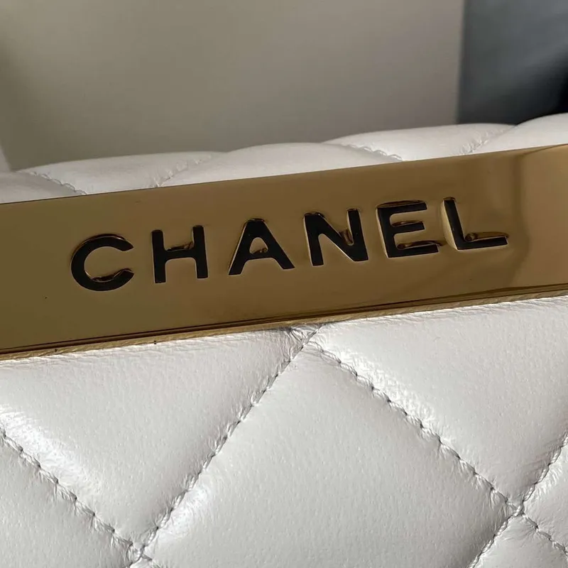 Chanel Trendy 24C taška s klopou a horním uchem z jehněčí kůže A92236 bílá zlatá