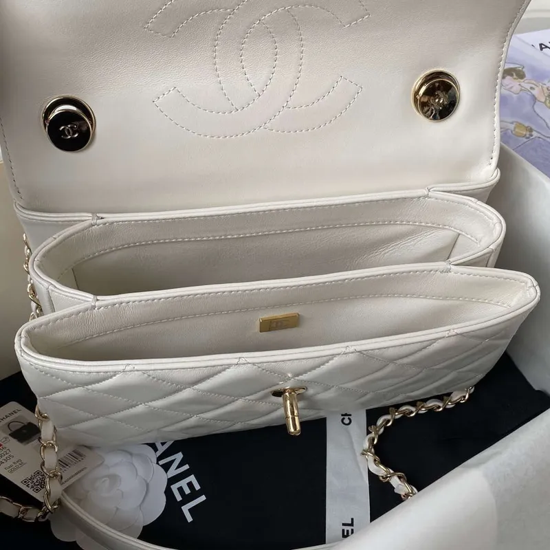 Chanel Trendy 24C taška s klopou a horním uchem z jehněčí kůže A92236 bílá zlatá
