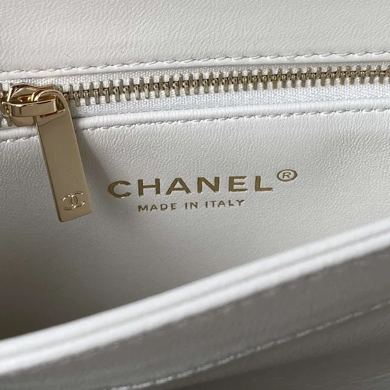 Chanel Trendy 24C taška s klopou a horním uchem z jehněčí kůže A92236 bílá zlatá