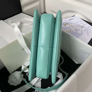 Chanel Trendy 24C taška s klopou a horním uchem z jehněčí kůže A92236 modrá zlatá