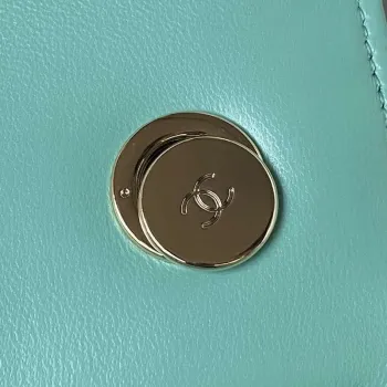 Chanel Trendy 24C taška s klopou a horním uchem z jehněčí kůže A92236 modrá zlatá