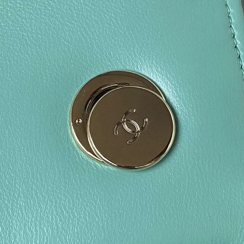 Chanel Trendy 24C taška s klopou a horním uchem z jehněčí kůže A92236 modrá zlatá