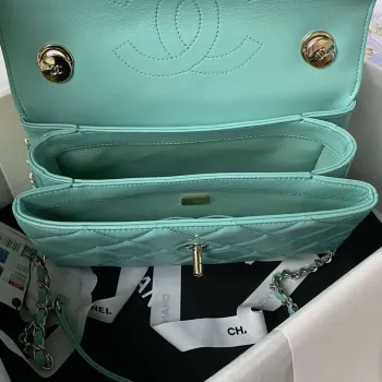 Chanel Trendy 24C taška s klopou a horním uchem z jehněčí kůže A92236 modrá zlatá