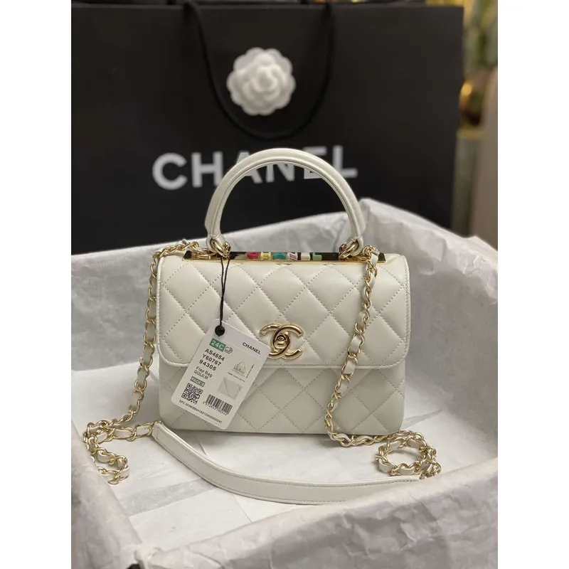 Chanel AS4654 Trendy CC taška s klopou a horním uchem, bílá jehněčí kůže, vícebarevné logo