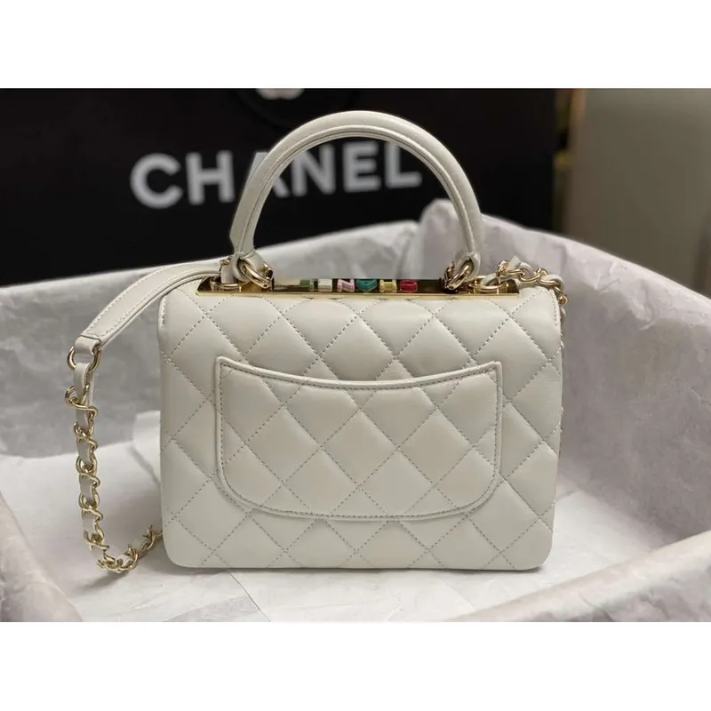 Chanel AS4654 Trendy CC taška s klopou a horním uchem, bílá jehněčí kůže, vícebarevné logo