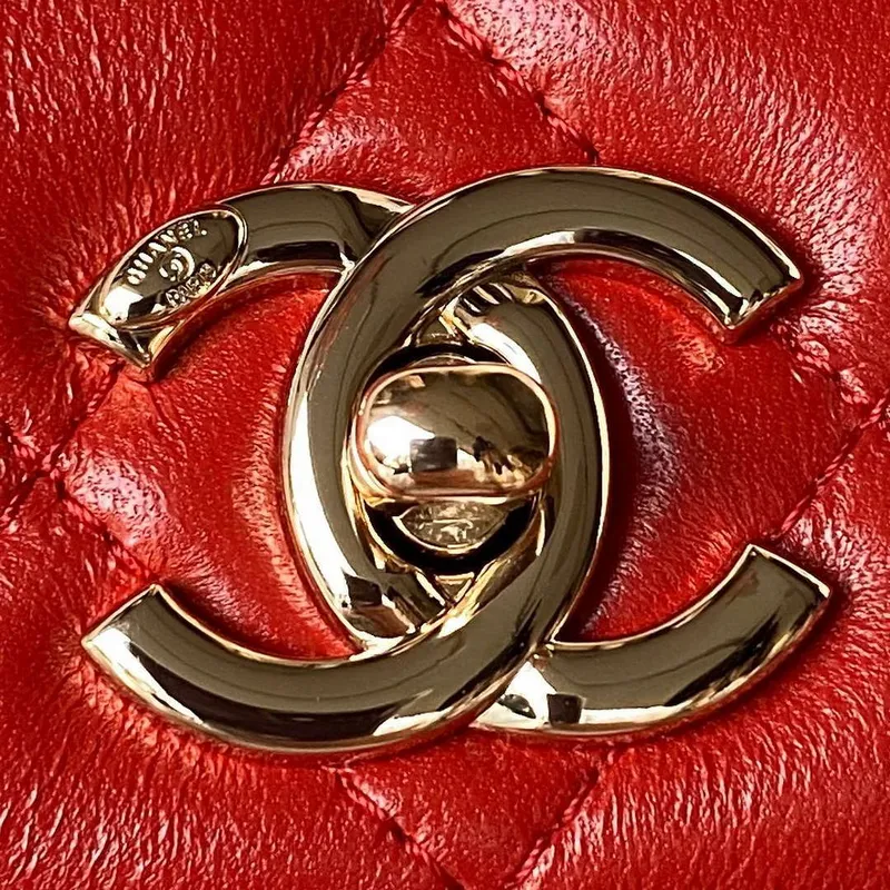 Chanel AS4654 Trendy CC taška s klopou a horním uchem z jehněčí kůže a zlatého kovu, červená