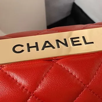 Chanel AS4654 Trendy CC taška s klopou a horním uchem z jehněčí kůže a zlatého kovu, červená