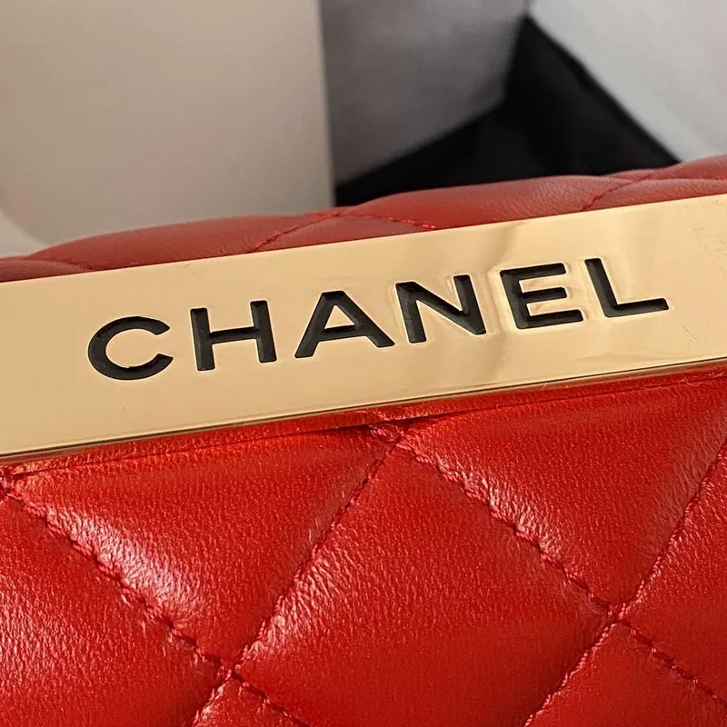Chanel AS4654 Trendy CC taška s klopou a horním uchem z jehněčí kůže a zlatého kovu, červená