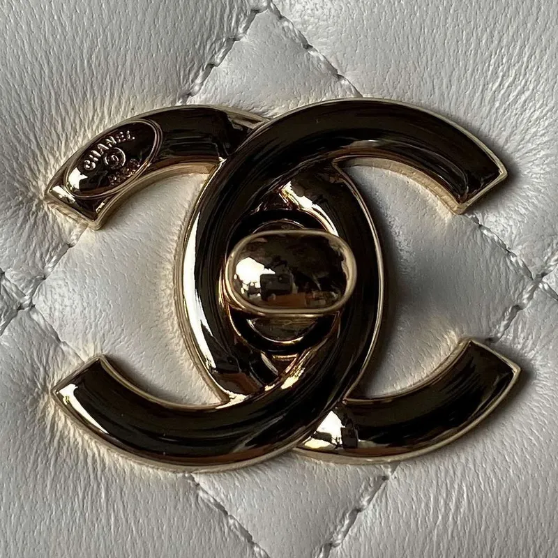 Chanel AS4654 Trendy CC taška s klopou a horním uchem, jehněčí kůže a zlatý kov, bílá