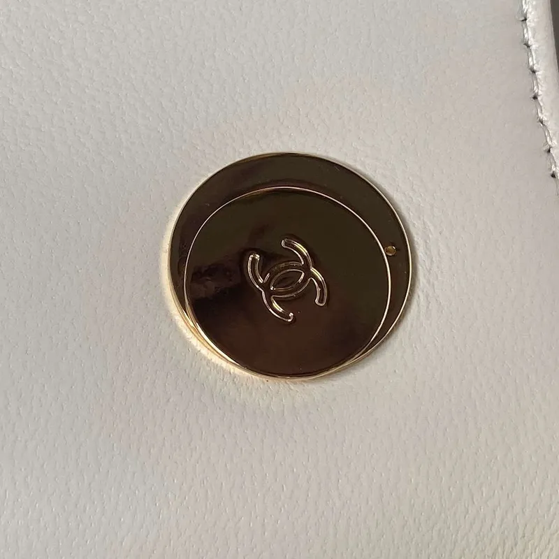 Chanel AS4654 Trendy CC taška s klopou a horním uchem, jehněčí kůže a zlatý kov, bílá