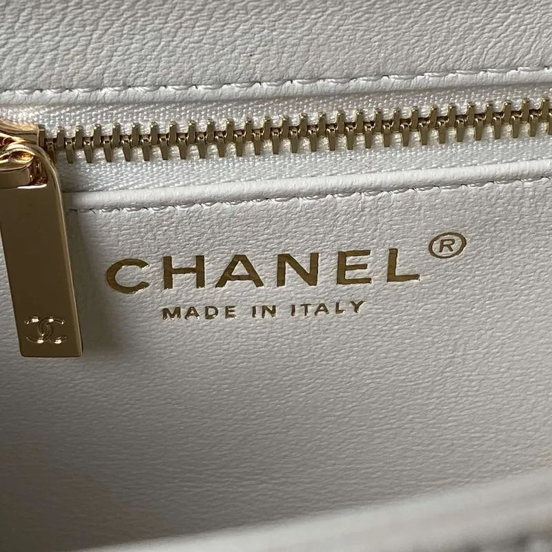 Chanel AS4654 Trendy CC taška s klopou a horním uchem, jehněčí kůže a zlatý kov, bílá