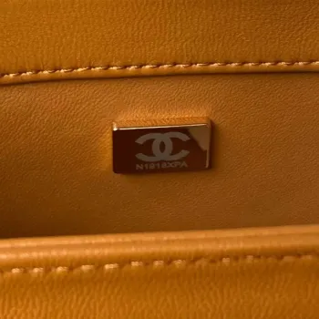 Chanel AS4654 Trendy CC taška s klopou a horním uchem z jehněčí kůže a zlatého kovu v oranžové barvě