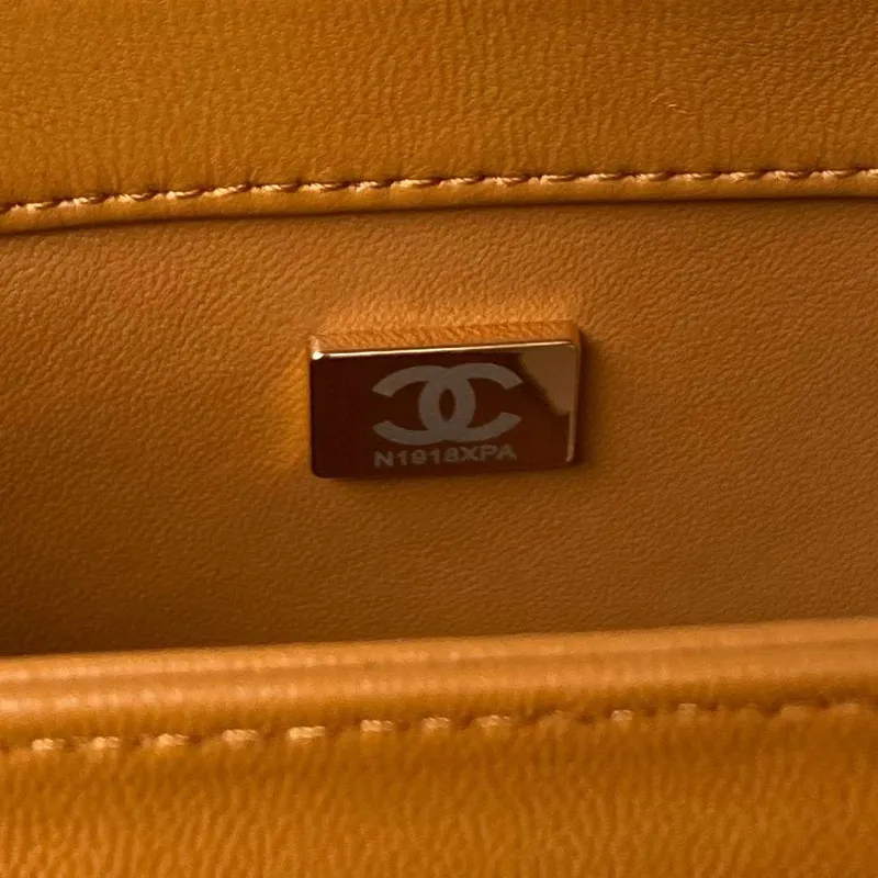 Chanel AS4654 Trendy CC taška s klopou a horním uchem z jehněčí kůže a zlatého kovu v oranžové barvě