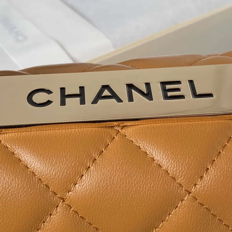Chanel AS4654 Trendy CC taška s klopou a horním uchem z jehněčí kůže a zlatého kovu v oranžové barvě
