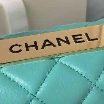 Chanel AS4654 Trendy CC taška s klopou a horním uchem z jehněčí kůže a zlatého kovu, modrá