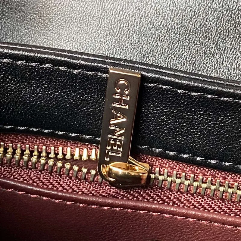 Chanel AS4654 Trendy CC taška s klopou a horním uchem, jehněčí kůže a zlatý kov, černá