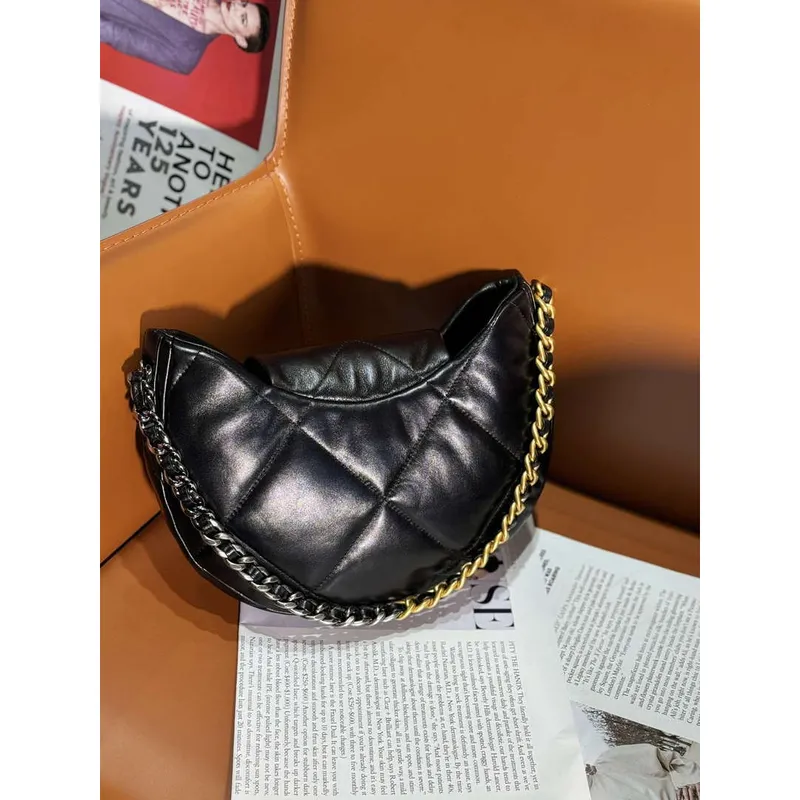 Chanel 24C AS4638 Hobo taška z jehněčí kůže a zlatého kovu, černá