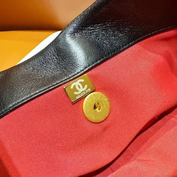 Chanel 24C AS4638 Hobo taška z jehněčí kůže a zlatého kovu, černá