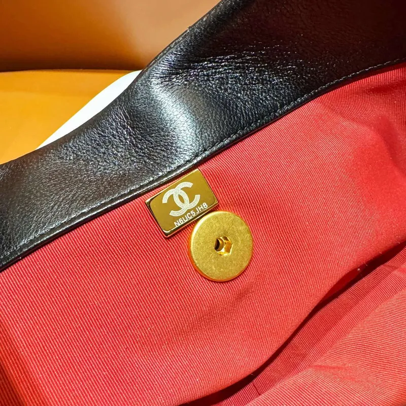 Chanel 24C AS4638 Hobo taška z jehněčí kůže a zlatého kovu, černá