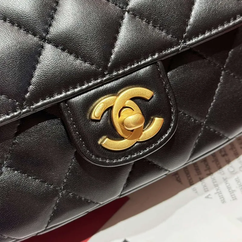 Chanel AS4573 Malá taška s horním uchem z perleťové jehněčí kůže a zlatého kovu, černá