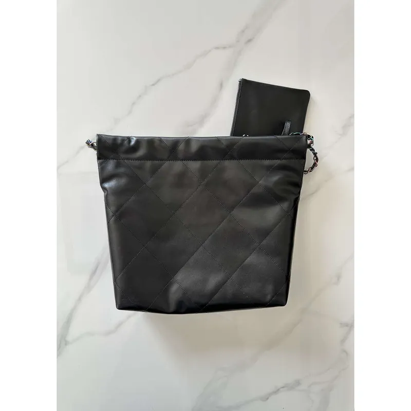 Chanel 22 AS3260 Malá kabelka z lesklé telecí kůže, černá, symfonické kování