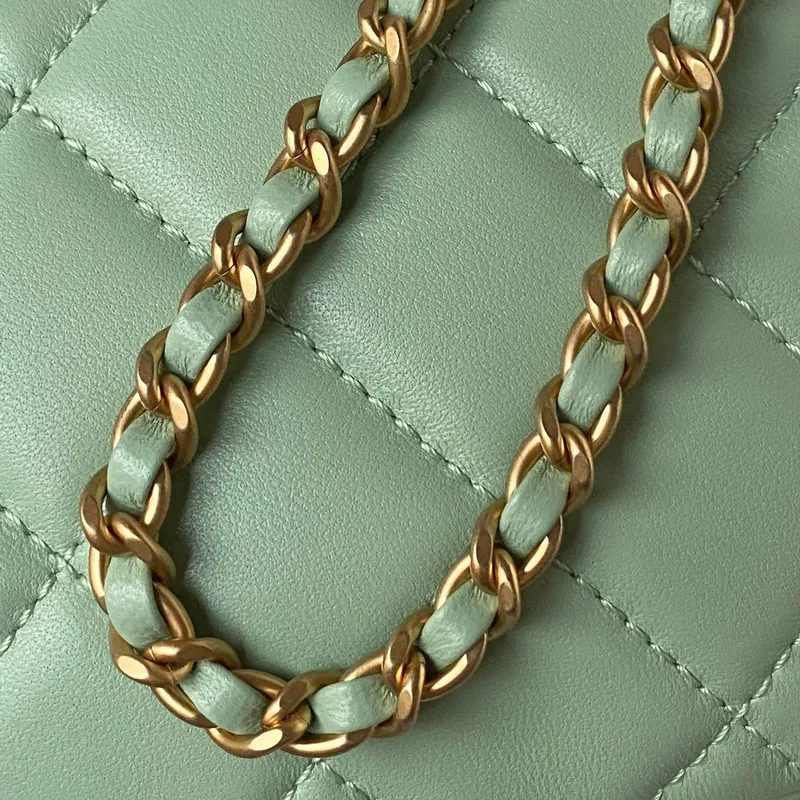 Chanel AS4609 Malá taška přes rameno z jehněčí kůže, zelená