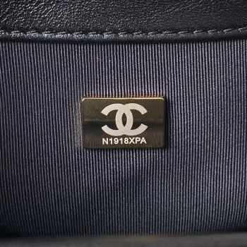 Chanel AS4609 Malá taška přes rameno z jehněčí kůže, černá