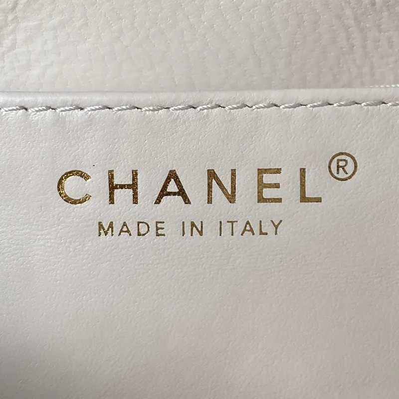 Chanel AS4609 Malá taška přes rameno z jehněčí kůže, bílá