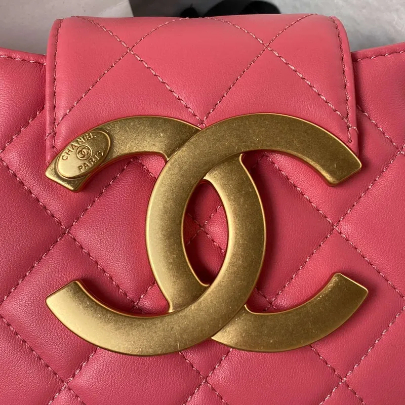 Chanel AS4609 Malá taška přes rameno z jehněčí kůže, červená