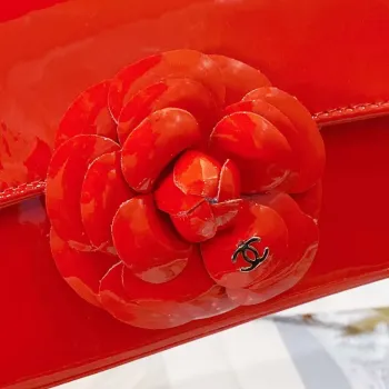 Chanel AS4498 Kabelka s klopou z patentované telecí kůže a zlatého kovu, červená