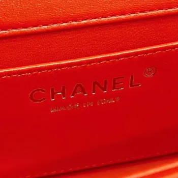 Chanel AS4498 Kabelka s klopou z patentované telecí kůže a zlatého kovu, červená