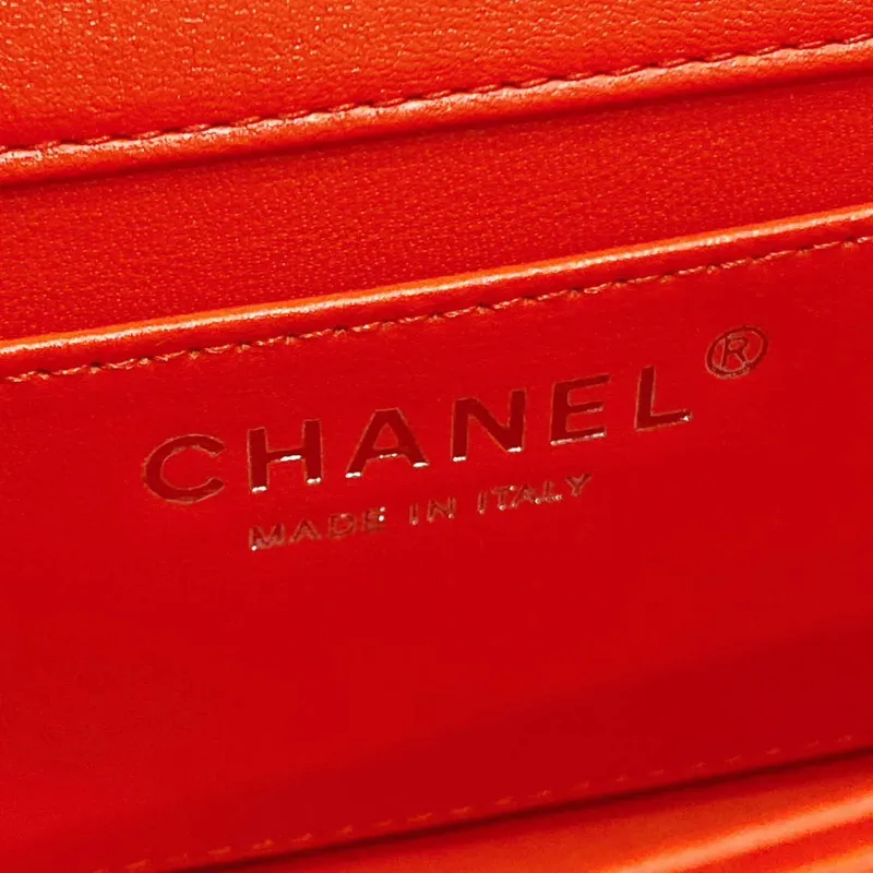 Chanel AS4498 Kabelka s klopou z patentované telecí kůže a zlatého kovu, červená