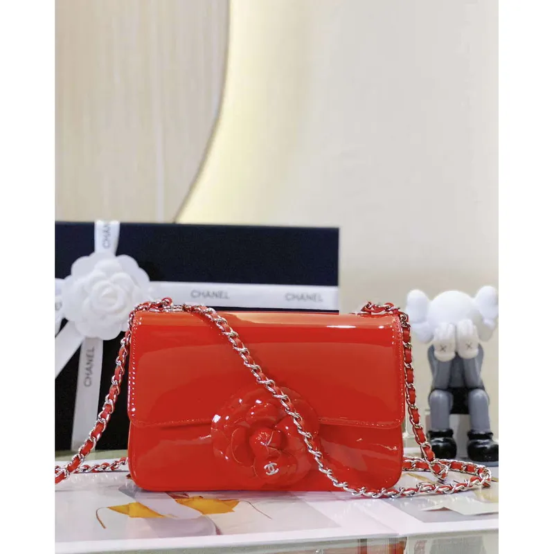 Chanel AS4388 Malá kabelka s klopou z lakované telecí kůže a zlatého kovu, červená