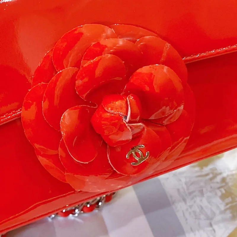 Chanel AS4388 Malá kabelka s klopou z lakované telecí kůže a zlatého kovu, červená