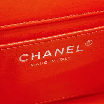 Chanel AS4388 Malá kabelka s klopou z lakované telecí kůže a zlatého kovu, červená