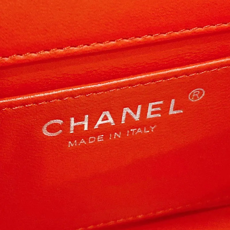 Chanel AS4388 Malá kabelka s klopou z lakované telecí kůže a zlatého kovu, červená