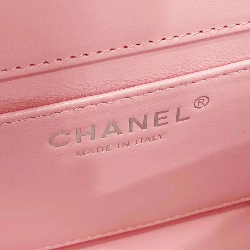 Chanel AS4388 Malá taška s klopou z lakované telecí kůže a zlatého kovu, růžová