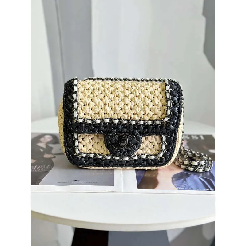 Chanel AS1115 Malá taška s klopou Raffia 18 cm béžová a černá