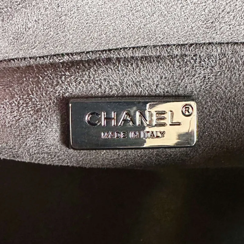 Chanel AS1115 Malá taška s klopou Raffia 18 cm béžová a černá