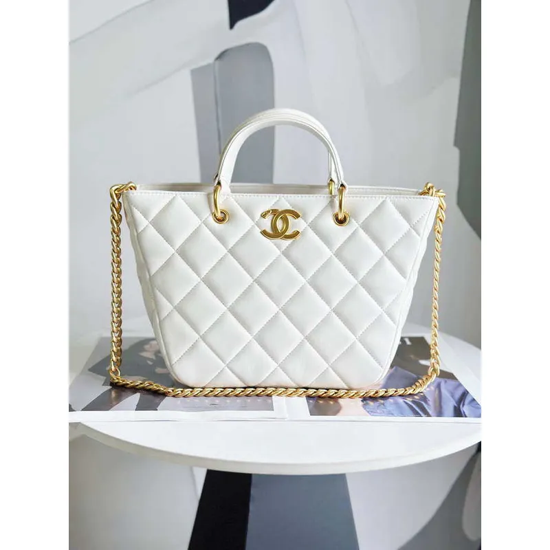 Chanel AS2120 malá nákupní taška z jehněčí kůže, bílá