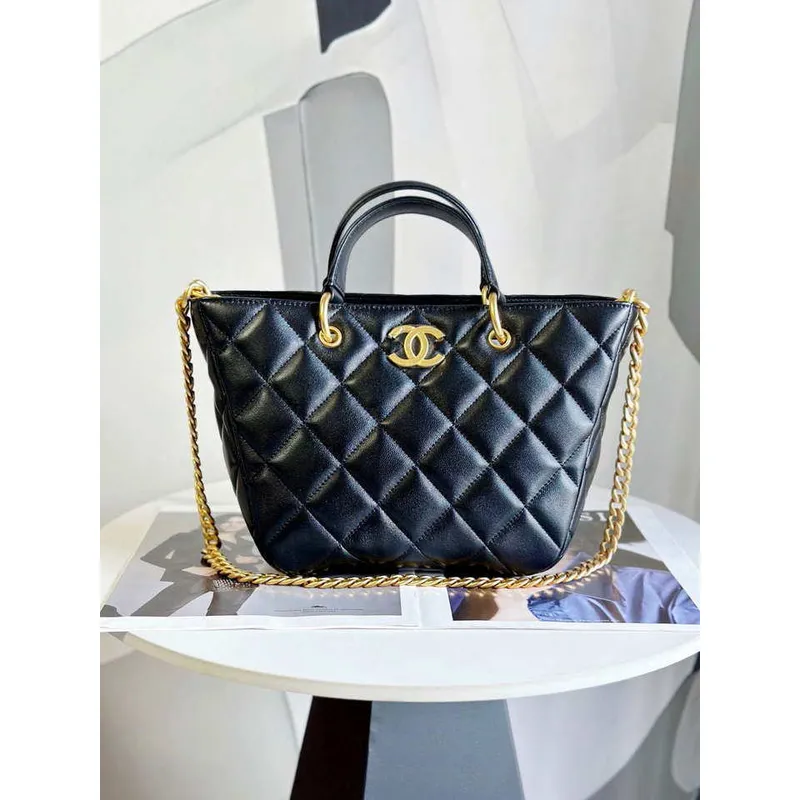 Chanel AS2120 malá nákupní taška z jehněčí kůže, černá
